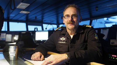 Kaptein Charles Blålid har vært skipssjef i Kystvakten i 15 år. Nå er han kaptein i Fjord1. Han mener at vaktsjefen på KNM Helge Ingstad urettmessig utpekes som eneste ansvarlige. 