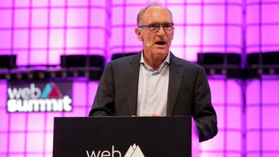 Skaperen av weben taler til deltakerne under Web Summit 2018 i Lisboa, Portugal.