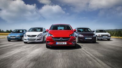 Fem generasjoner Corsa. Den sjette blir også elektrisk.