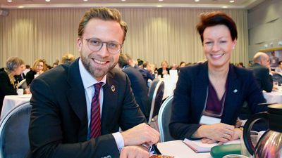 Digitaliseringsminister Niolai Astrup (H) og Line Henriette Holten, generalsekretær i Tekna, på Lerchendalkonferansen.