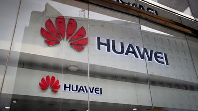 Huawei-logoer i et butikkvindu i Beijing.