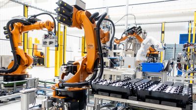 Batterifabrikken til Siemens har 11 roboter, levert av Intek Engineering på Raufoss.