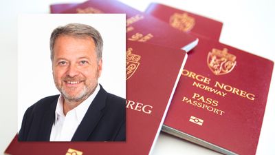 Jan Moberg og bunke med norske pass. 