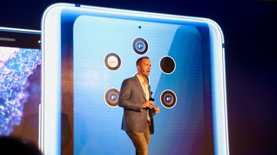 Juho Sarvikas, Chief Product Officer i HMD, viste frem den nye Nokia 9 Pureview-mobilen på MWC i Barcelona.