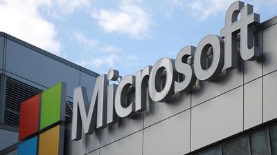 Microsofts logo på bygning.