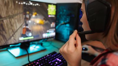 Kvinne som spiller spill på en pc.
