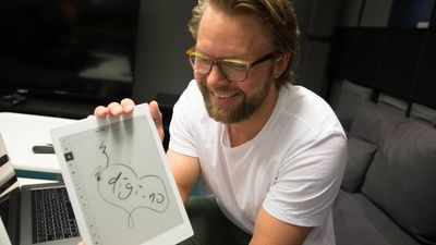 Her viser sjefsdesigner Mats Herding Solberg fram den 7. prototypen av Remarkable-brettet. Arkivfoto.
