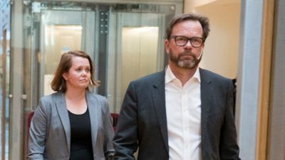 Hydros finansdirektør Eivind Kallevik og Bente Hoff fra sikkerhetsmyndighetene redegjorde tirsdag for hendelsen.