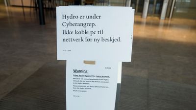 Plakat hos Hydro som viser "Hydro er under cyberangrep. Ikke koble pc til nettverk før ny beskjed".