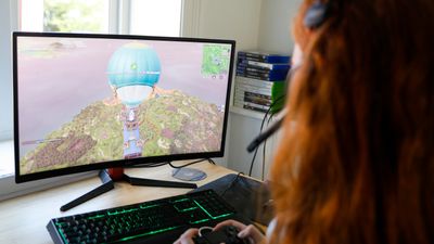 Jente spiller dataspill. Foto. 