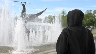 Hacker ved Hvalfangstmonumentet i Sandefjord.