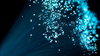 Nærbilde av et stort antall fiberoptiske ledere med lys i enden
