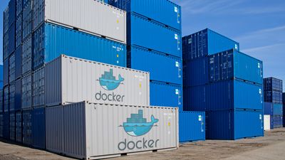 Bilde av en rekke containere, med docker-logo påmontert (bildet er manipulert).