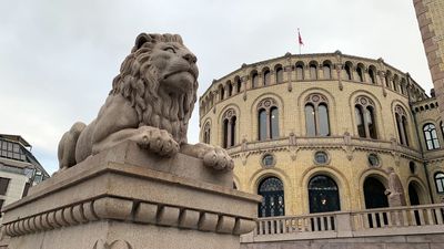 Nærbilde av løve foran Stortinget.