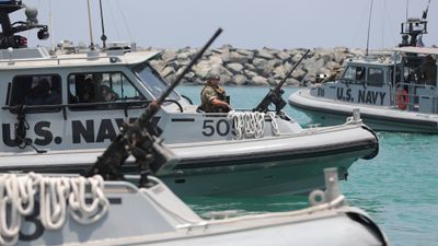 Marinebåter ved en amerikansk militærbase i De forente arabiske emirater, rundt ti mil fra kysten av Iran.