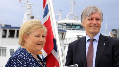 Statsminister Erna Solberg og klima- og miljøminister Ola Elvestuen med regjeringens handlingsplan for grønn skipsfart.
