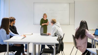Illustrasjonsfoto av klasserom på videregående skole.