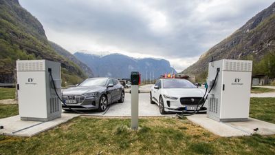 Jaguar I-Pace og Audi E-Tron på hver sin 50 kilowatt hurtigladestasjon.