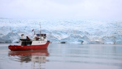 Turistbåten Polargirl ved Nordenskiöldbreen på Svalbard.