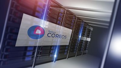 Serverrack i et datasenter med Fedora CoreOS-logo påmontert