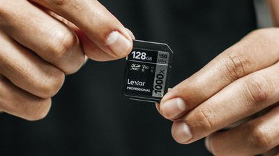 Mannsperson holder et Lexar SDXC-kort i hendene. Det har kapasitet på 128 gigabyte.