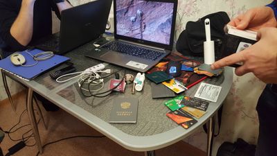 PC-er, kredittkort, pass og annet bevismateriale som ble funnet i forbindelse med arrestasjonen av et medlem av en russisk cyberkrimgruppe.