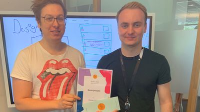 IT-studentene (fra v.) Oskar Leirvåg (22) og Joakim Hop (22) har begge deltidsjobb som utviklere i Sbanken