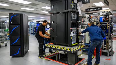 IBMs ingeniører klargjør en Z15, som nå er lansert etter fire års utvikling.