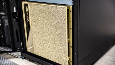 Nvidia DGX-2, gullfarget boks med Nvidia-logo