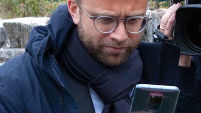 Digitaliseringsminister Nikolai Astrup (H) med mobiltelefon.
