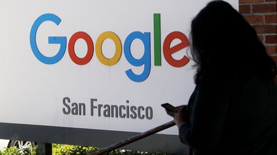Silhuett av kvinne med mobiltelefon i hånda, foran et skilt med Google-logoen og «San Francisco» skrevet under. Illustrasjonsfoto.