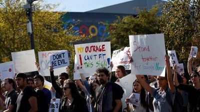 Google-ansatte demonstrerer utenfor hovedkontoret ved Mountain View den 1. november 2018.