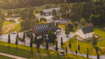 Dronebilde av Nærum gård i Rygge, hvor Braathe-gruppen holder til.