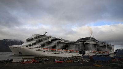 Cruiseskipet MSC Meraviglia i Longyearbyen, Svalbard.Tonnasje: 171.598 bruttotonn Passasjerer: 4.488 (5.714 maks) Mannskap: 1.536