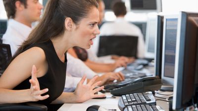 Sint og frustrert kvinne ser på pc-skjerm.