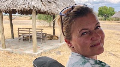 Marianne Nilsen Sturmair er ny leder for Ingeniører uten grenser. Her et bilde sammen med en løve, tatt på en ferietur til Tanzania.