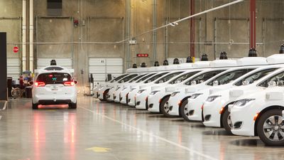 Waymo har rundt 600 selvkjørende biler. Her fra selskapets base i Chandler, Arizona. 