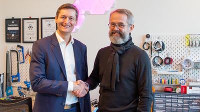 Vidar Evensen og Stein Folden Bakken gir hverandre et håndtrykk. Foto. 