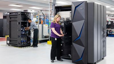 IBMs ingeniører klargjør stormaskiner på fabrikken i Poughkeepsie, New York.