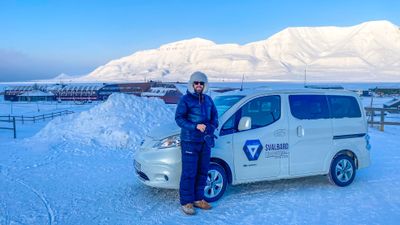 - Elbil er perfekt for Svalbard, sier Espen Rotevatn. Selv om strømmen kommer fra kullkraft, og det nesten aldri blir varmt i bilen. 