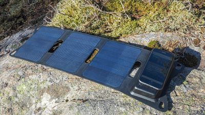 Denne løsningen inkluderer et solcellepanel, et batteri og en mobiltelefon som lader. Ingenting er koblet sammen med kabel.