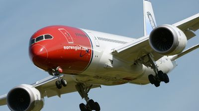En Norwegian 787 Dreamliner går inn for landing.
