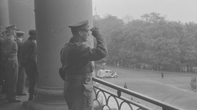Fra Oslo under fredsdagene i 1945. Antakelig 13. mai ved kronprins Olavs hjemkomst, her på slottsbalkongen.