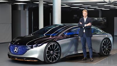 Ola Källenius og konseptbilen EQS. Neste år kommer produksjonsutgaven, som foreløpig ikke er vist uten kamuflasje.