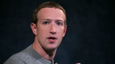 Facebook-sjef Mark Zuckerberg sier store sosiale medier-selskaper ikke bør opptre som portvoktere for det politiske ordskiftet på nett.