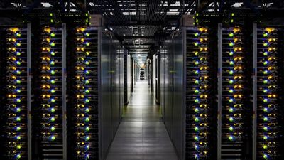 Bilde av serverrack i Googles datasenter i Douglas County, Georgia, USA.