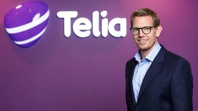 Per Christian Mørland ved siden av Telia-logoen. 