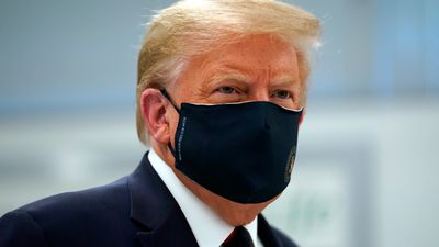 Donald Trump med en sort ansiktsmaske. 