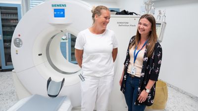 Seksjonsleder ved avdeling for radiografi på OUS, Lisbeth Andersen og Afry prosjektleder, Nataliya Ostrovskaya foran CT-maskin på akuttmottaket ved OUS.