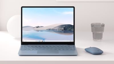 Microsoft Surface Laptop Go på et arbeidsbord.